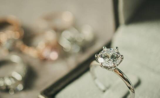 Pierścionki zaręczynowe – jak powstają i co wpływa na ich wyjątkowość