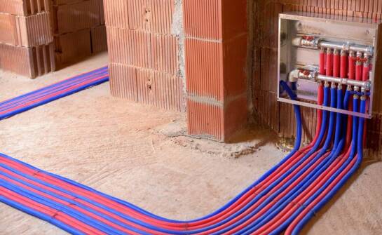 Ogrzewanie podłogowe – jak działa i kiedy warto zastosować tę technologię