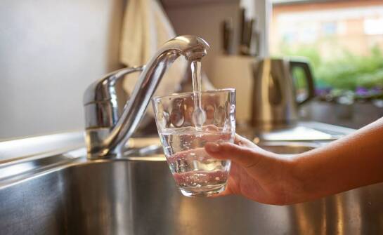 Sposoby na czystą wodę w domu – skuteczne metody uzdatniania wody