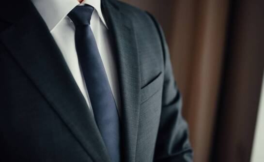Jak wybrać idealny garnitur męski na każdą okazję? Porady i inspiracje