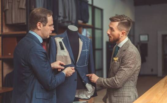 Garnitury męskie – jak dopasować fason i kolor do indywidualnego stylu?