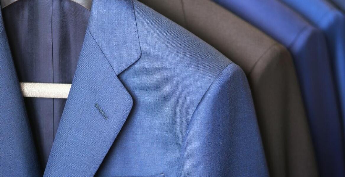 Garnitury męskie – na co zwrócić uwagę przy wyborze materiału i kroju?
