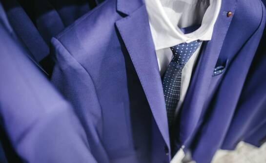 Czym kierować się przy wyborze koloru męskiego garnituru na różne okazje?