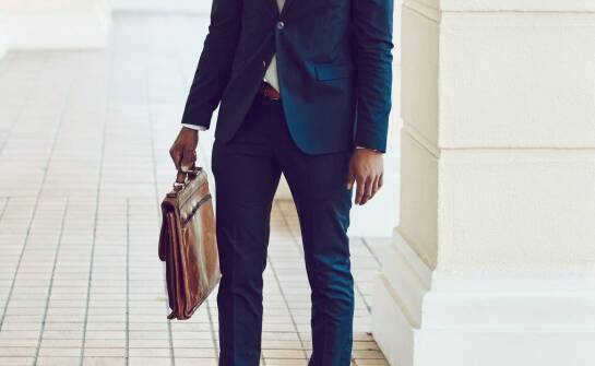 Garnitury męskie – kluczowe zasady dopasowania i stylowego noszenia