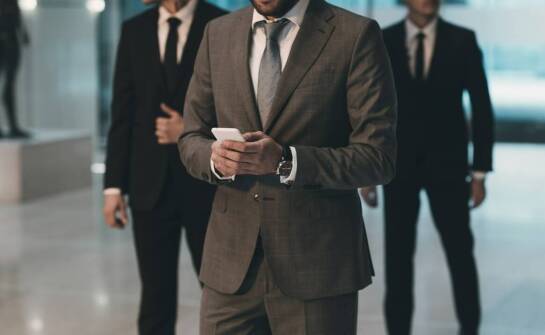 Garnitury męskie – wszystko, co warto wiedzieć przed zakupem eleganckiego stroju