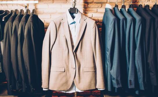 Garnitury męskie – jak tworzyć eleganckie stylizacje na różne okazje