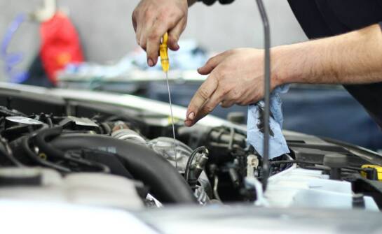 Czym zajmuje się blacharz samochodowy i kiedy skorzystać z jego usług?