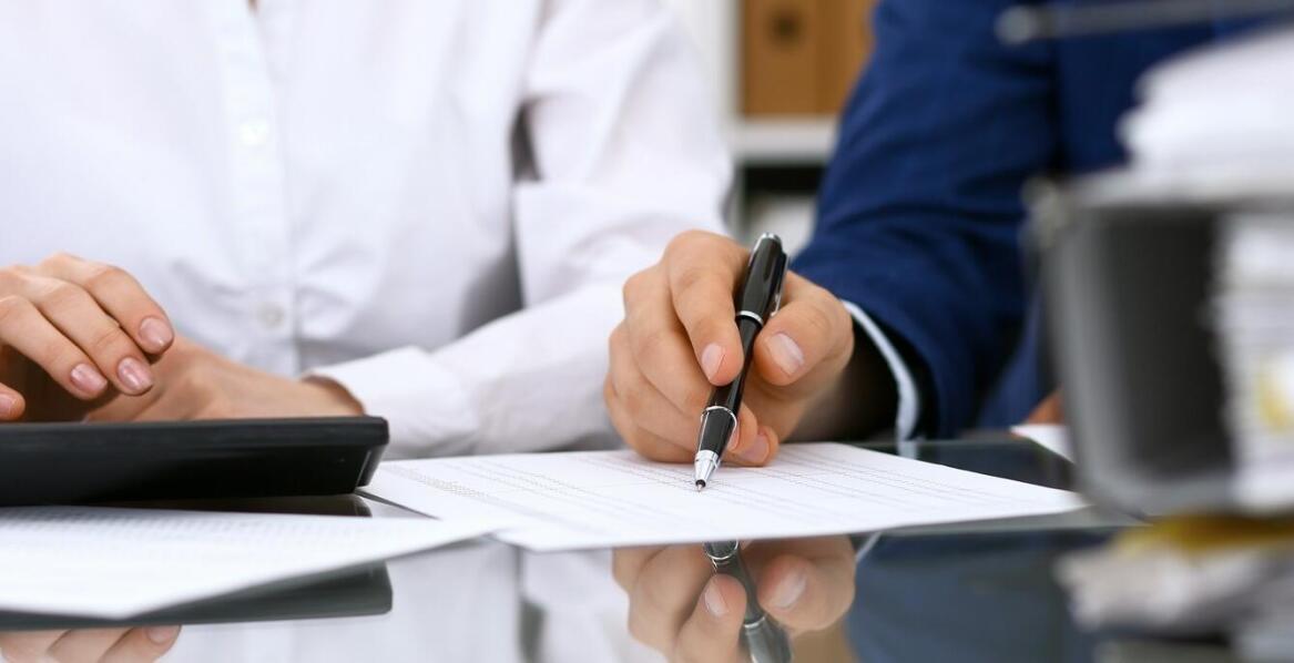 Jak działają agencje ubezpieczeniowe i czym kierują się w doborze ofert