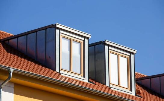 Jak wybrać okna dachowe do różnych pomieszczeń? Kluczowe aspekty wyboru