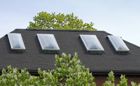 Największe zalety okien dachowych – światło, design i komfort wnętrza