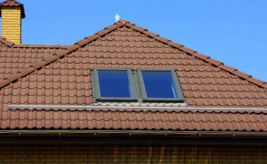 Jak działają okna dachowe Fakro i jakie możliwości oferują na poddaszu?