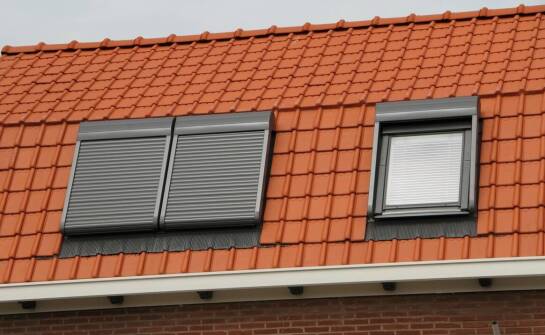 Jak działają żaluzje Velux PAL i jakie możliwości oferują na poddaszu