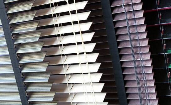 Żaluzje Fakro AJP – funkcje, zastosowania i korzyści w aranżacji wnętrz