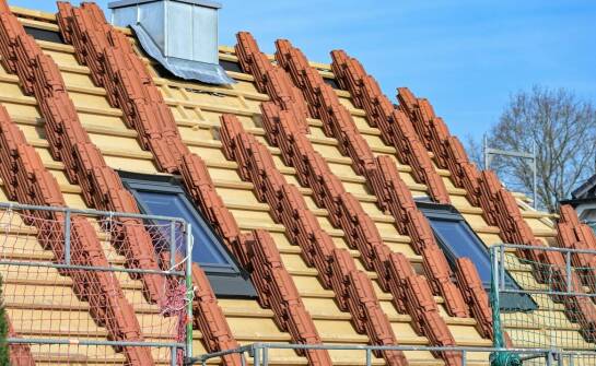 Wyłazy dachowe Velux – funkcje, rodzaje i bezpieczeństwo użytkowania