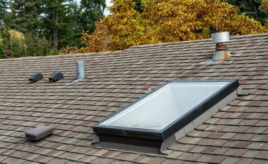 Świetliki na dach płaski – naturalne światło i nowy wymiar aranżacji wnętrz