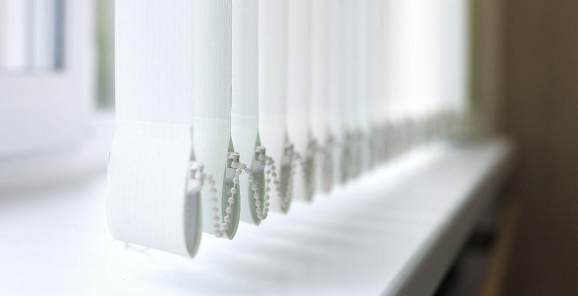 Rolety dekoracyjne RHL – stylowe rozwiązania na oknach dachowych w aranżacji wnętrz