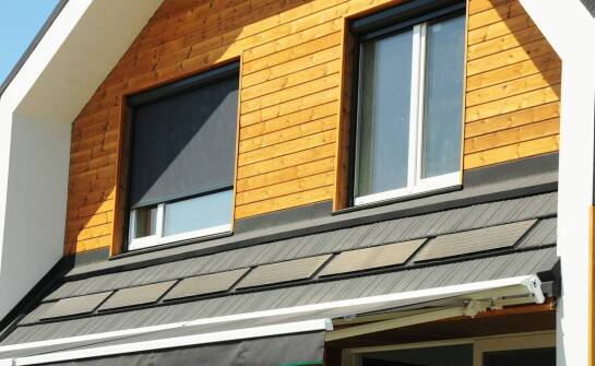 Okna dachowe z powłoką poliuretanową – trwałość i łatwa pielęgnacja wnętrz