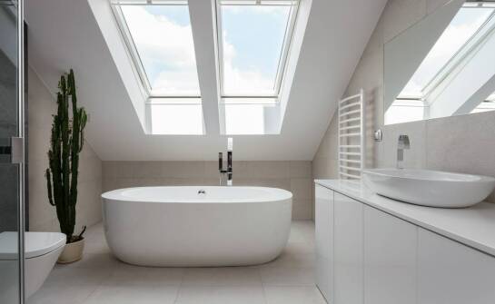 Funkcjonalność i aranżacja łazienki z oknami dachowymi – praktyczne inspiracje