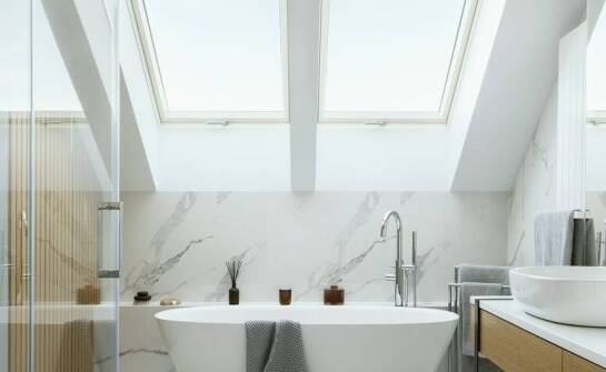 Praktyczne rozwiązania doświetlenia łazienki dzięki oknom na poddaszu