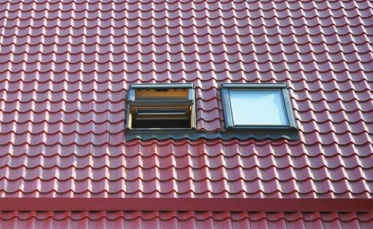 Możliwości aranżacyjne i funkcjonalność okien dachowych Dakea w domu