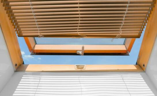 Markizy do okien Fakro – skuteczna ochrona poddasza przed upałem i słońcem