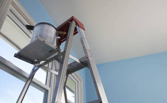 Schody strychowe nożycowe – komfortowy dostęp do poddasza i oszczędność miejsca