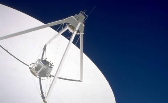Jak działa instalacja anteny satelitarnej i jakie daje możliwości odbioru
