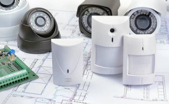 Jak wygląda instalacja systemu alarmowego i jakie rozwiązania są dostępne