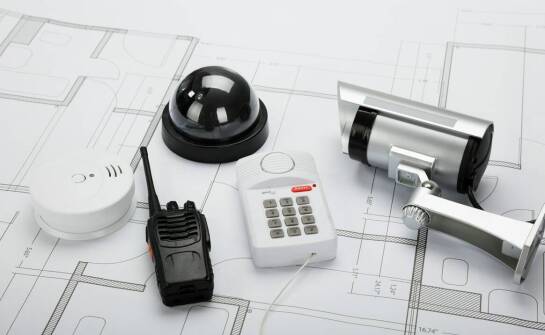 Jak działają systemy alarmowe i jakie technologie wspierają ochronę mienia