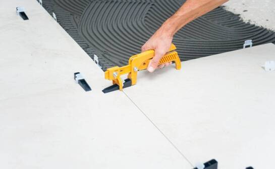 Rodzaje systemów mocowania paneli podłogowych – przegląd i zastosowania