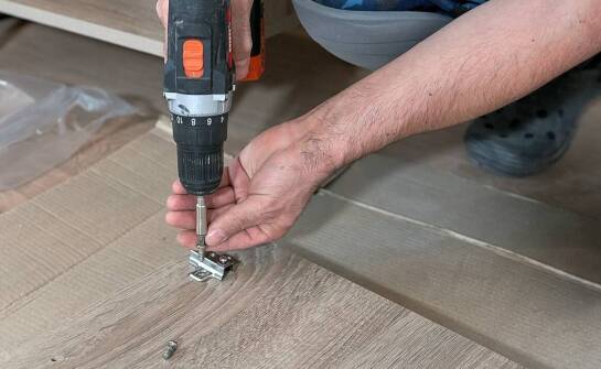 Systemy mocowania paneli podłogowych - co warto o nich wiedzieć?