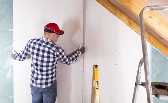 Jakie akcesoria wspierają trwały montaż paneli? Kluczowe informacje i porady