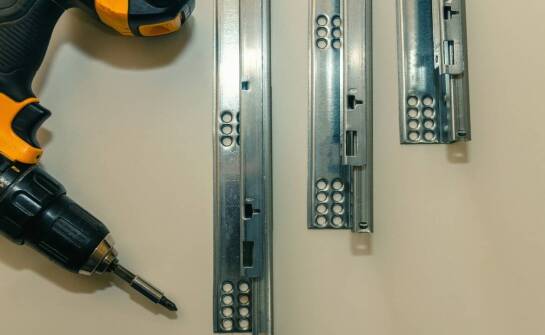 Klipsy do montażu paneli – zasada działania i najważniejsze zalety