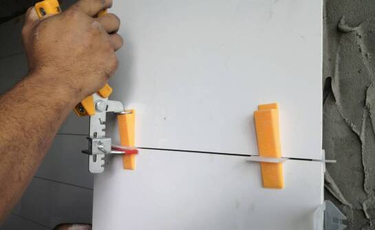 Niskoprofilowe klipsy montażowe do paneli – budowa, funkcje i zastosowania