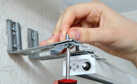 Jak wybrać trwałe i funkcjonalne klipsy do wygodnego montażu paneli?