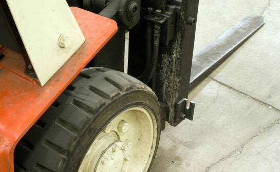 Kołki szybkiego montażu paneli – zastosowanie, zalety i sposób działania