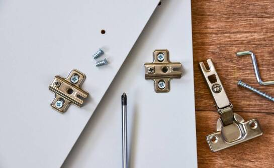 Kołki do montażu paneli – budowa, funkcje i praktyczne zastosowania