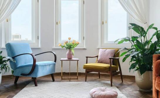 Jak wybrać idealny fotel tapicerowany do salonu – praktyczne wskazówki