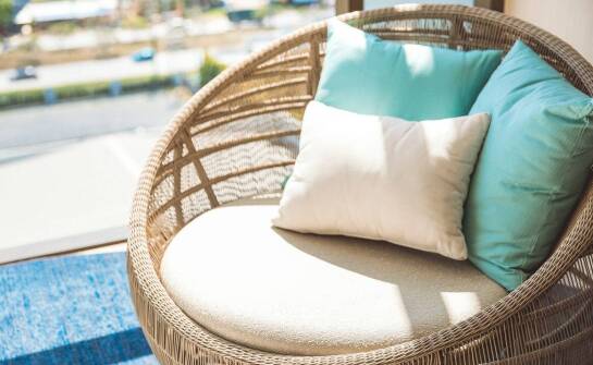 Fotele wypoczynkowe do salonu – inspiracje i porady dotyczące wyboru