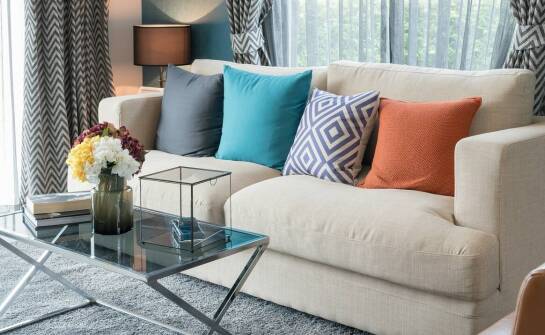 Kanapy rogowe – jak dopasować narożnik do wystroju i potrzeb domowników