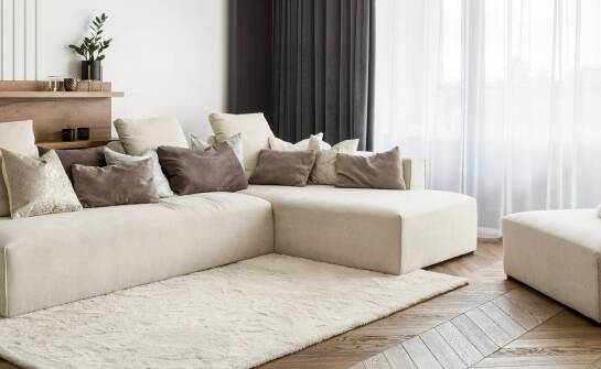 Narożniki do salonu – inspiracje, funkcje i pomysły na wygodne wnętrze