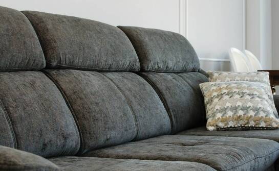 Sofy tapicerowane – najważniejsze cechy, zastosowanie i pielęgnacja