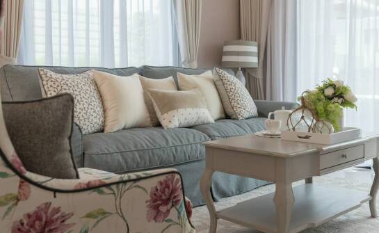 Meble tapicerowane – materiały, funkcje i praktyczne zastosowania w domu