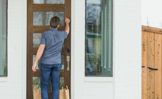 Jak wybrać idealne drzwi do domu? Porady, trendy i inspiracje