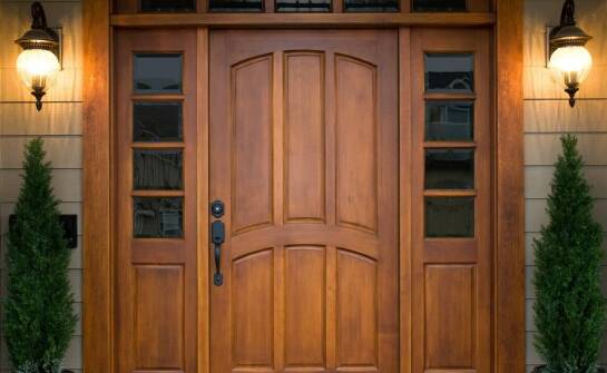 Drzwi do domu i mieszkania – popularne materiały, wzory i zastosowania