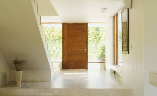 Drzwi do mieszkania i domu – przegląd funkcji, materiałów i zastosowań