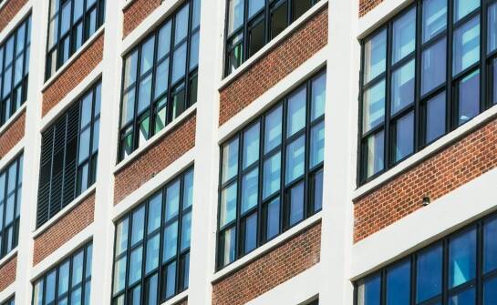 Czym różnią się poszczególne rodzaje okien i jak wpływają na komfort wnętrza