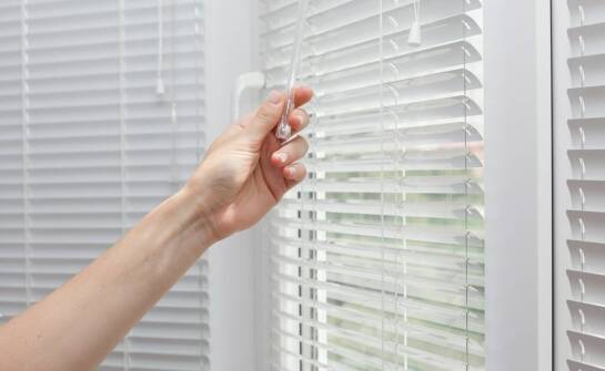 Jak dopasować rolety do stylu wnętrza – inspiracje i praktyczne wskazówki