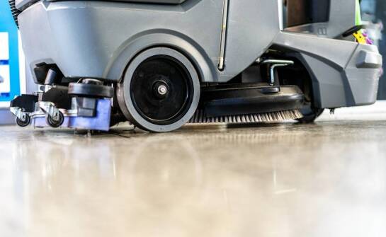 Maszynowe doczyszczanie podłóg – kiedy warto postawić na tę metodę?