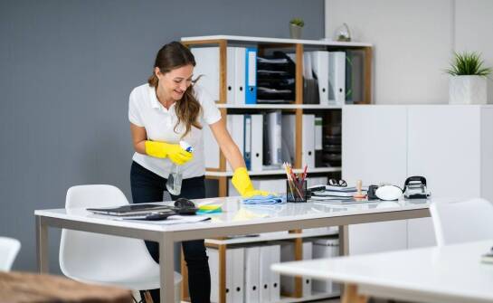 Dlaczego regularne sprzątanie powierzchni biurowych wpływa na efektywność pracy